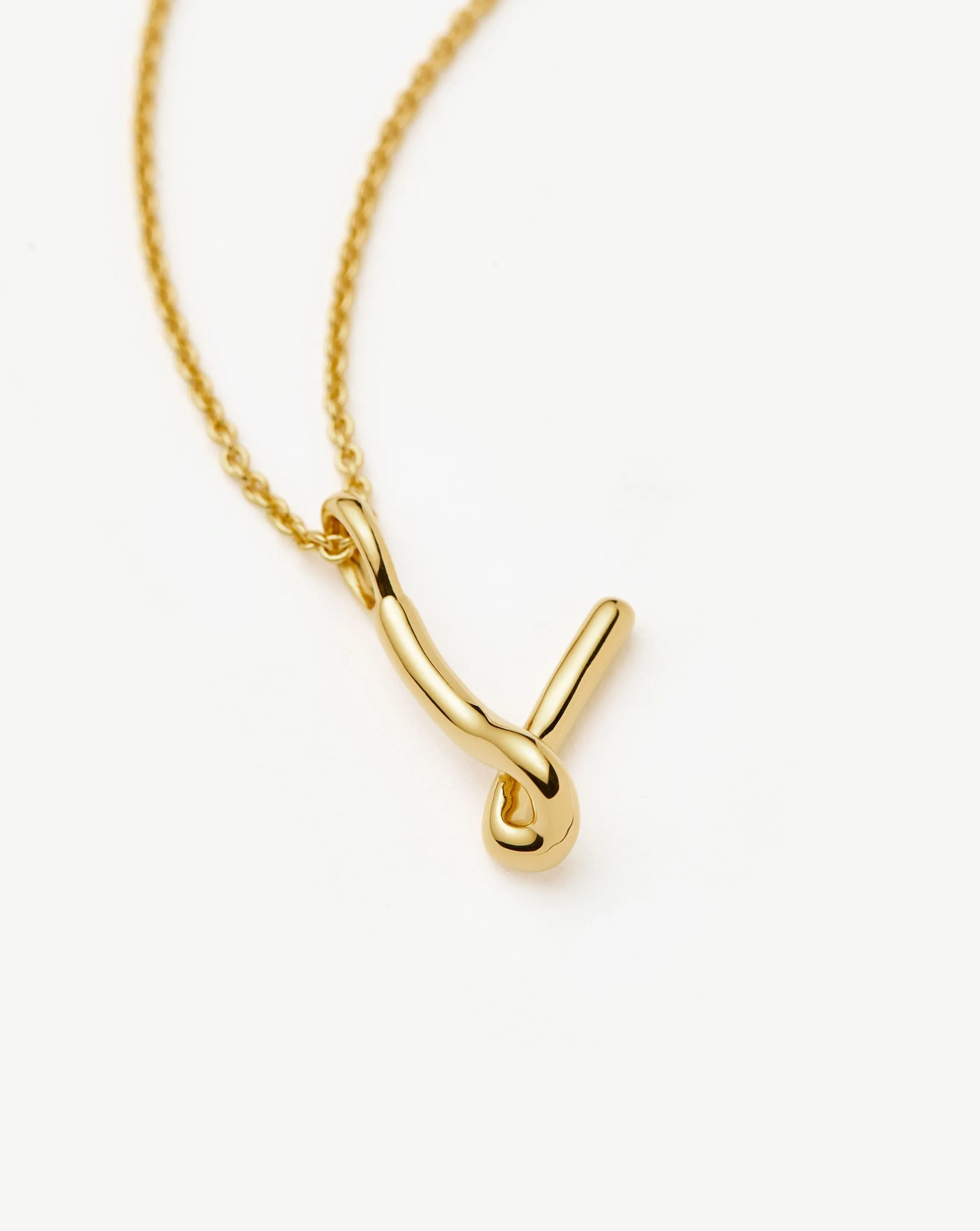 Curly Molten Mini Initial Necklace - V | 18k Gold Vermeil